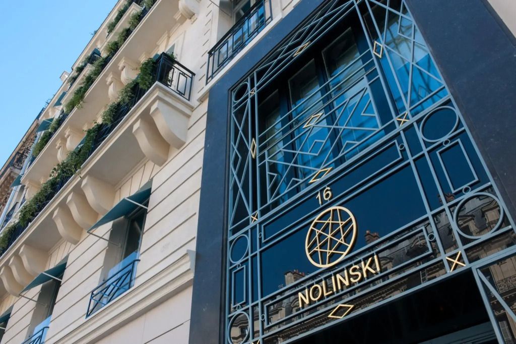 Elegante Fassade des Nolinski Paris Hotels mit kunstvollen Verzierungen.