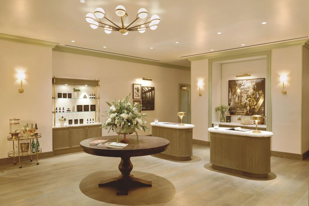 Eleganter Spa-Empfang mit Blumen und Produkten auf einem Tisch