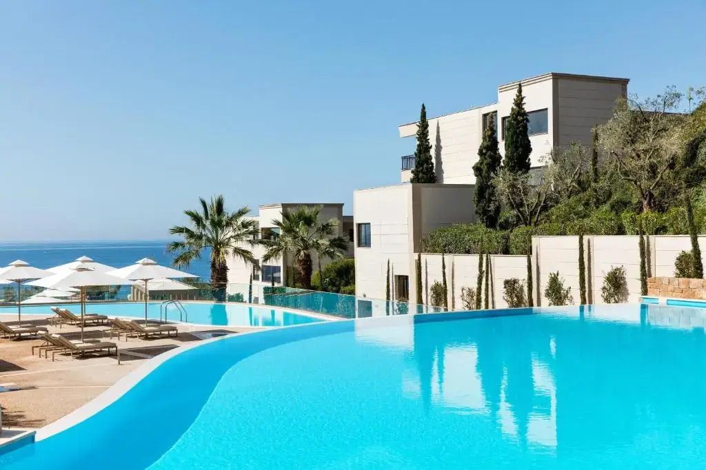 Infinity-Pool mit Meerblick im Ikos Oceania Hotel und moderner Architektur