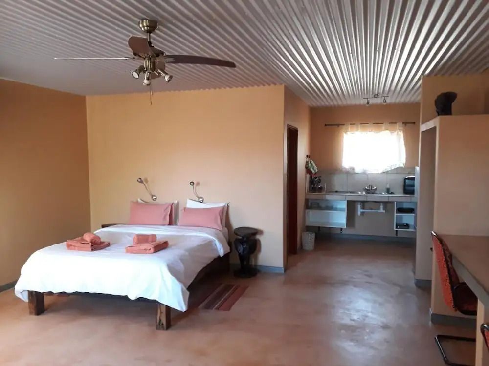 Geräumiges Zimmer mit Doppelbett und integrierter Küchenzeile