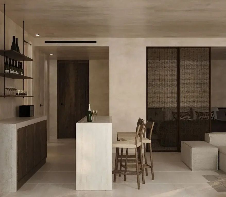 Minibar mit weißen Stühlen in einer eleganten Suite des Oku Bodrum Hotels