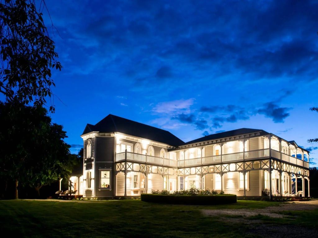 Historische Hotelarchitektur bei Abenddämmerung mit eleganter Beleuchtung