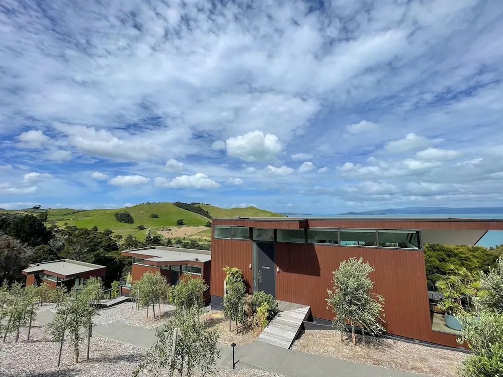 Moderne Architektur mit malerischer Landschaft im Hintergrund