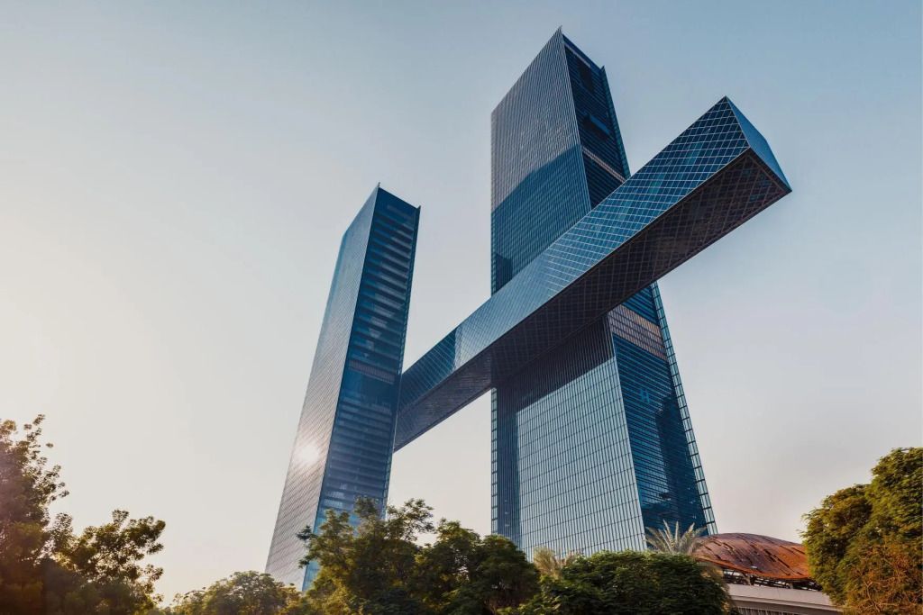 Moderne Architektur der One Za'abeel Türme in Dubai mit markantem Skybridge-Design
