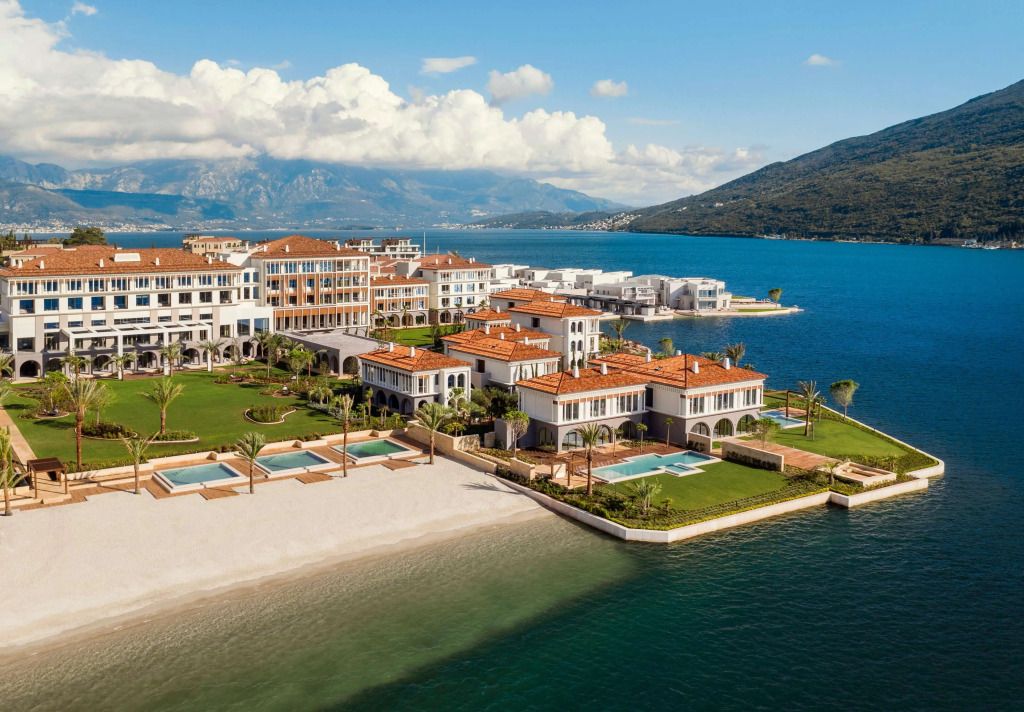 Luxusresort am Meer mit Pools und herrlicher Küstenlandschaft