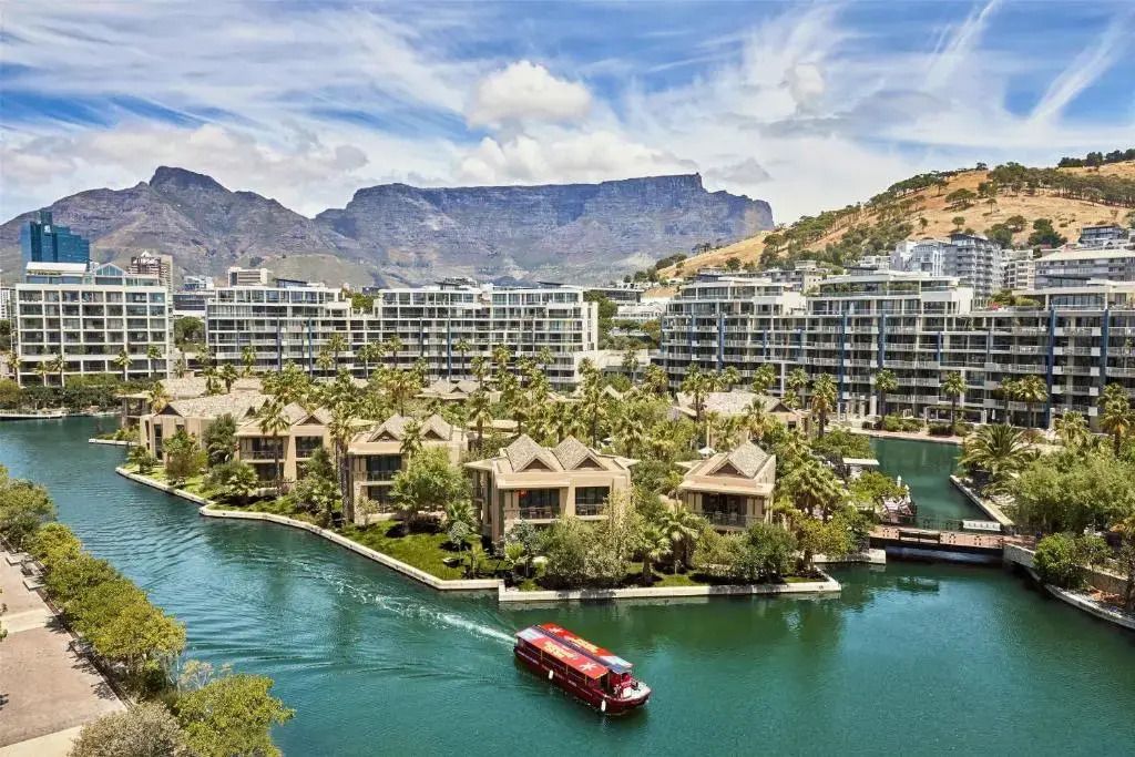 Luxushotel mit Blick auf den Tafelberg und benachbarte Wasserkanäle