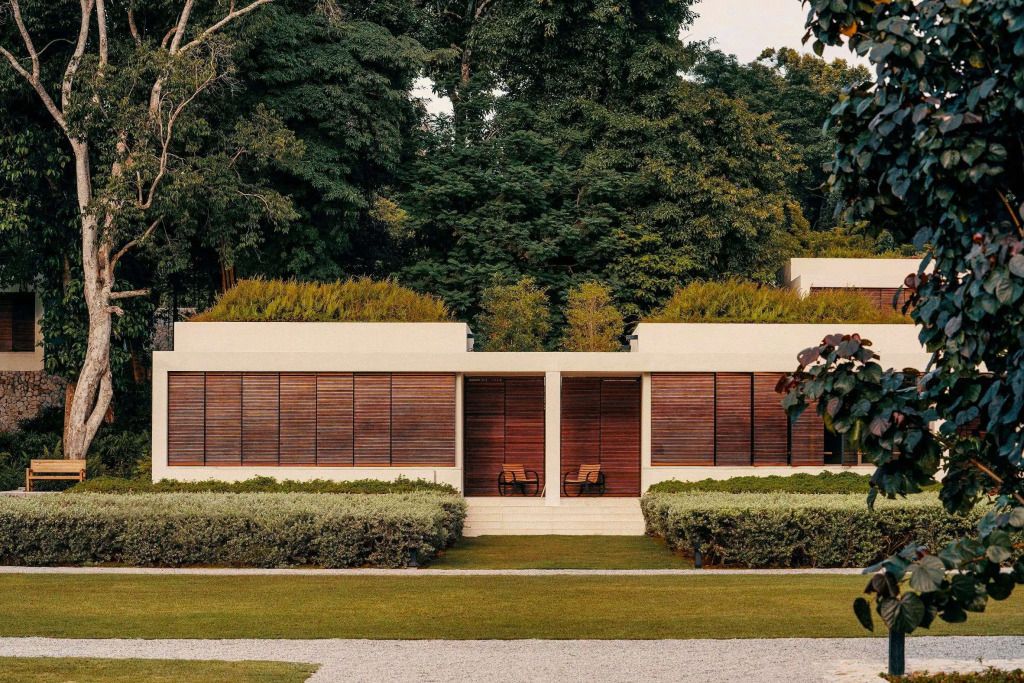 Moderner Villenbereich mit üppigem Grün im Hintergrund