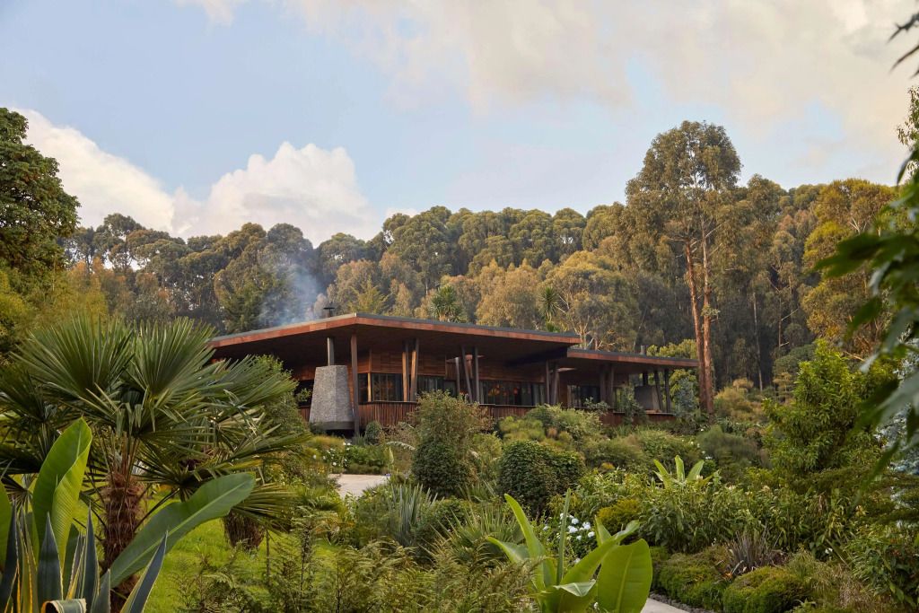 Moderne Architektur des Hotels One&Only Gorilla’s Nest vor üppigem Wald.