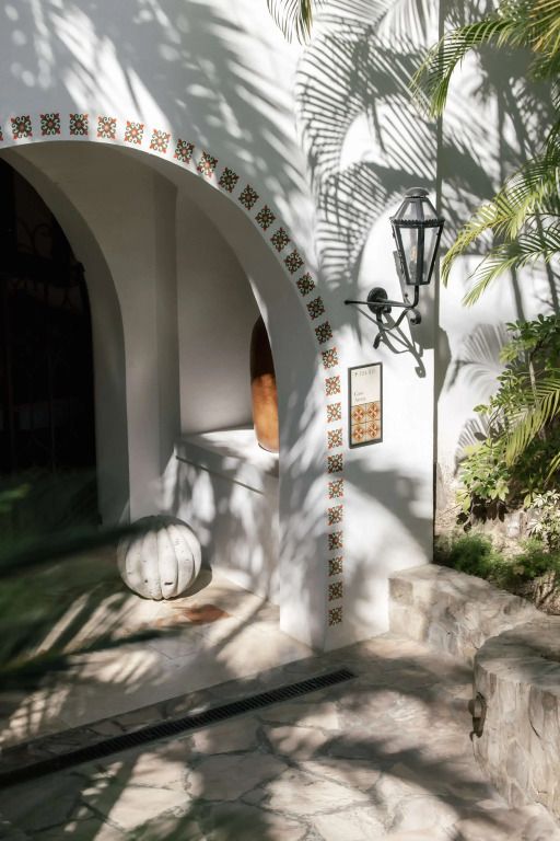 Mediterraner Eingangsbereich mit Pflanzen und dekorativer Fliese