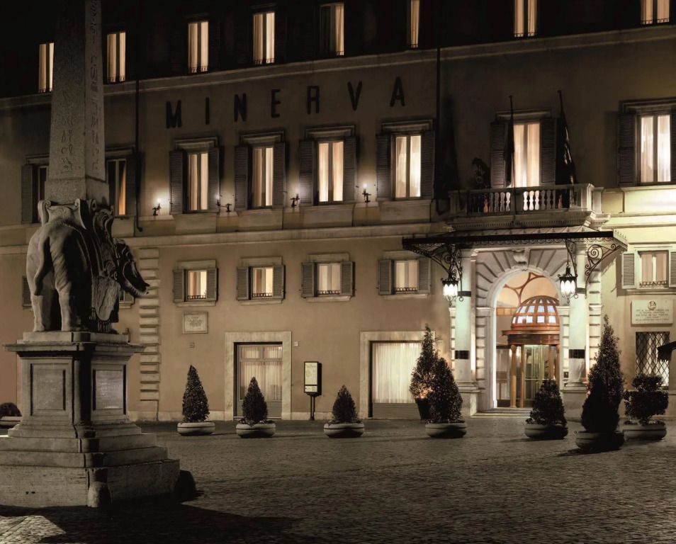 Elegante Fassade des Hotel Orient Express La Minerva bei Nachtbeleuchtung