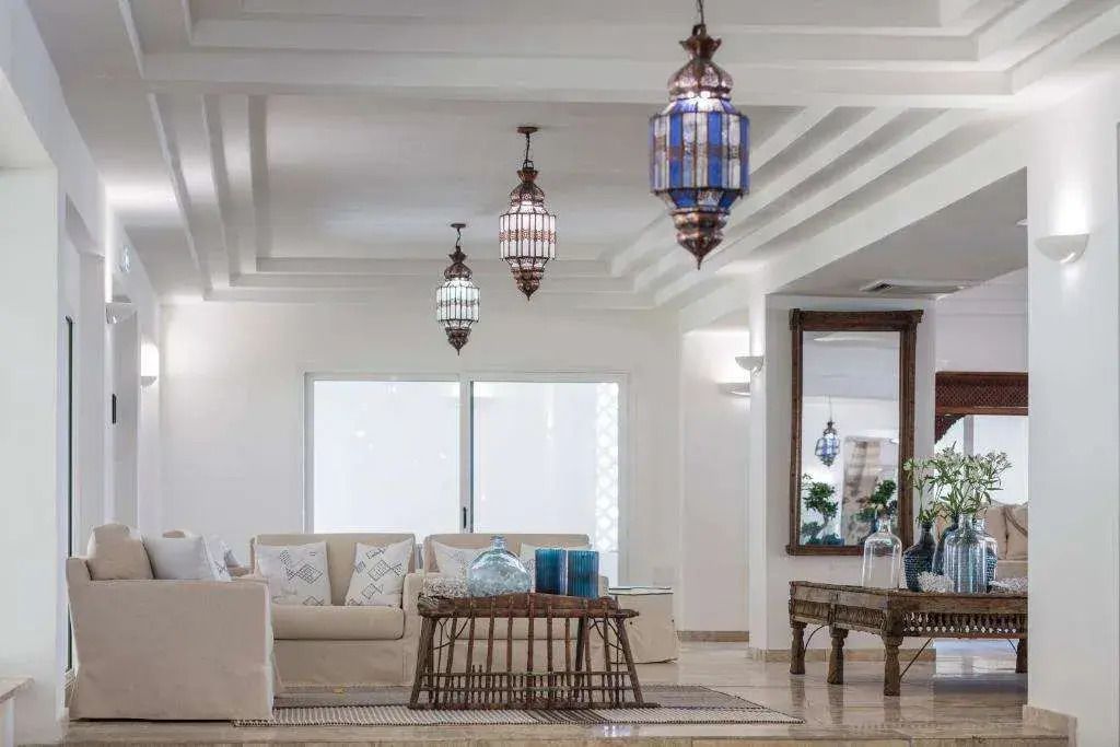 Lounge im mediterranen Stil mit stilvollen Hängeleuchten und bequemer Sitzecke