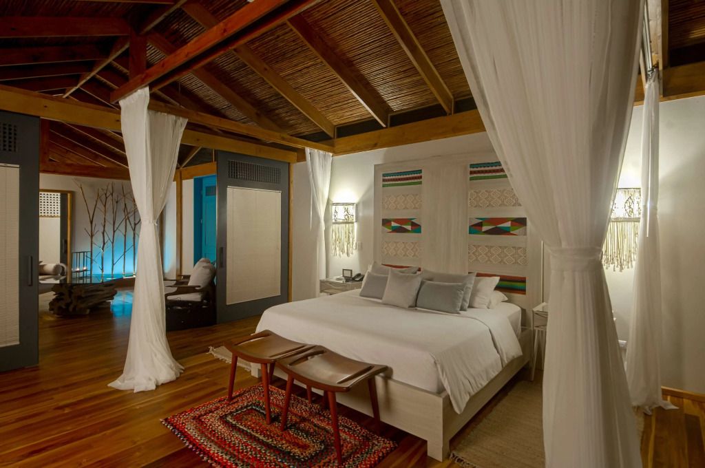 Luxuriöses Zimmer mit Baldachinbett und Holzakzenten