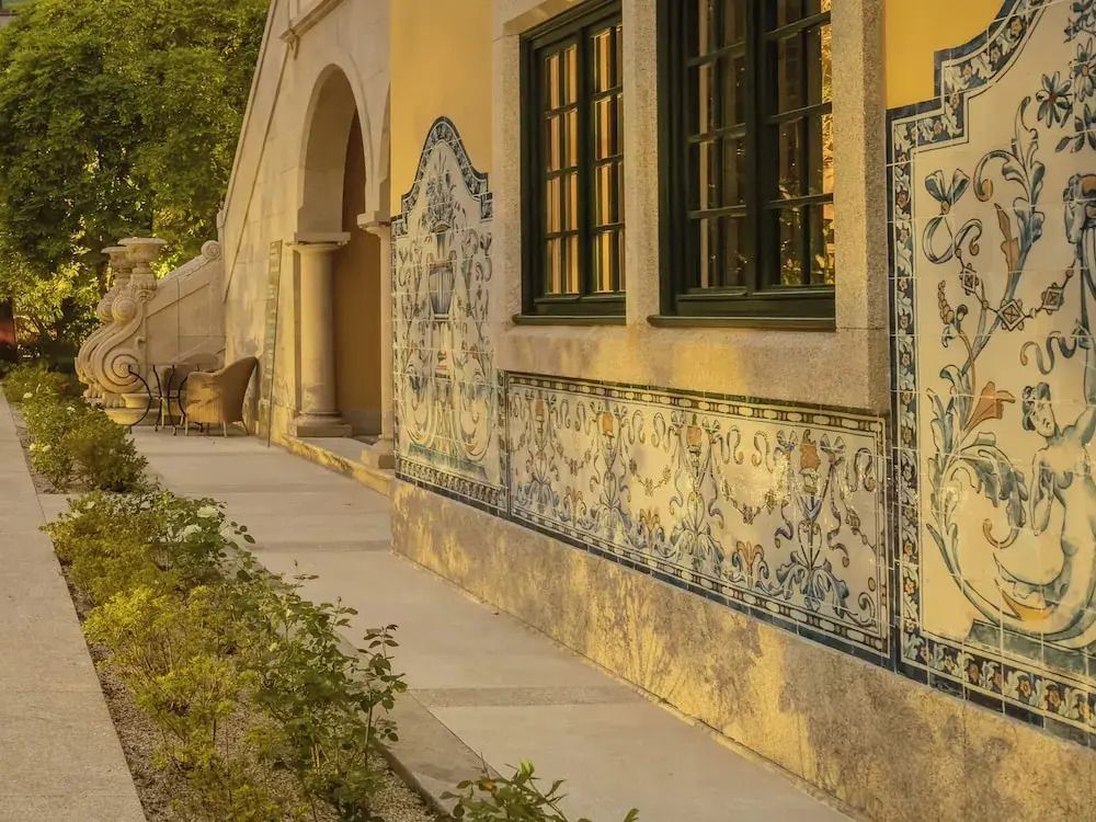 Historische Fassade mit kunstvollen Fliesen im Palacete Severo