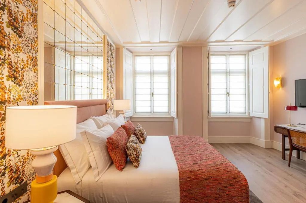 Elegantes Hotelzimmer mit stilvollem Dekor und großen Fenstern