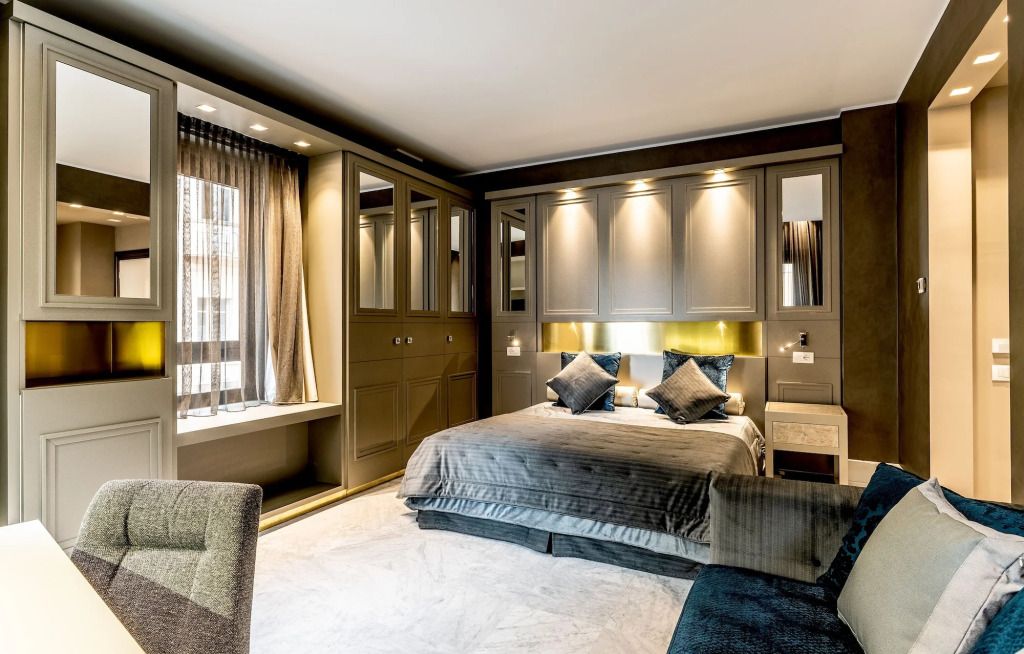 Luxuriöses Schlafzimmer mit Kingsize-Bett und sanfter Beleuchtung