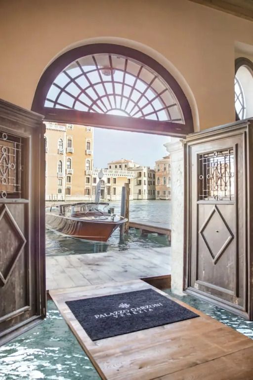 Elegantes Entrée mit Blick auf den Kanal und eine ankommende Gondel