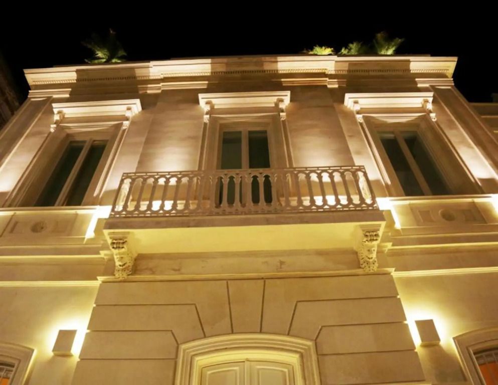 Historische Fassade des Palazzo Lecce mit eleganter Beleuchtung bei Nacht