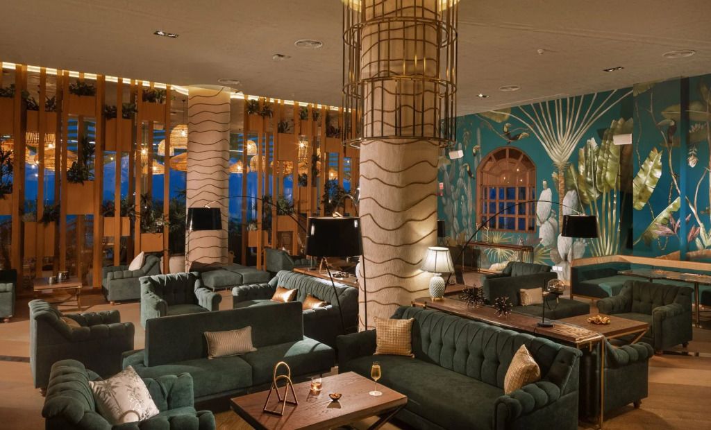 Elegante Lounge mit luxuriösen Sitzgelegenheiten und kunstvoller Wandgestaltung