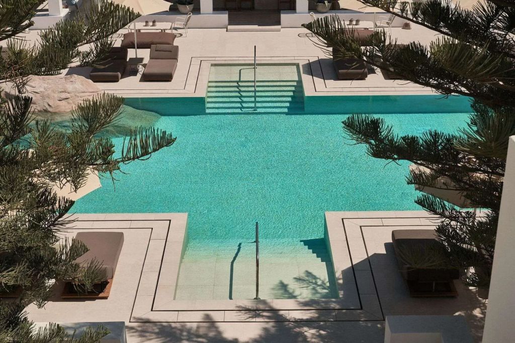 Großer Pool mit Liegen und klaren geometrischen Linien