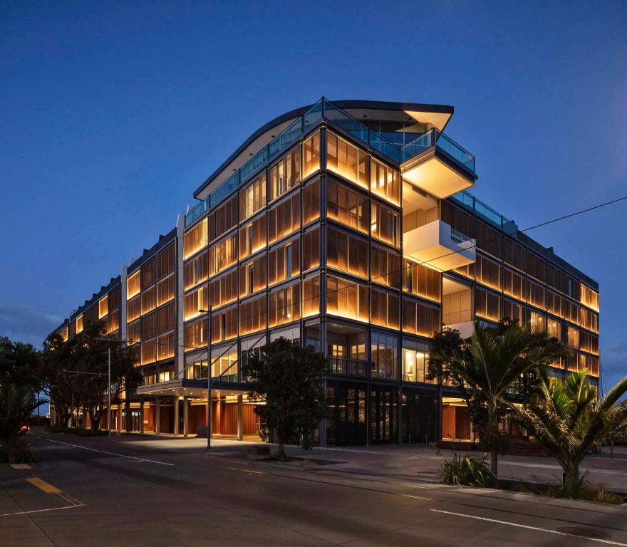Fassade des Park Hyatt Auckland bei Nacht mit Beleuchtung