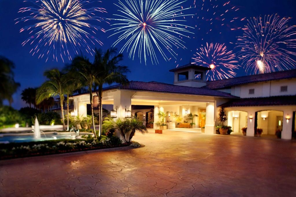 Luxuriöse Hotelarchitektur bei Nacht mit spektakulären Feuerwerkslichtern