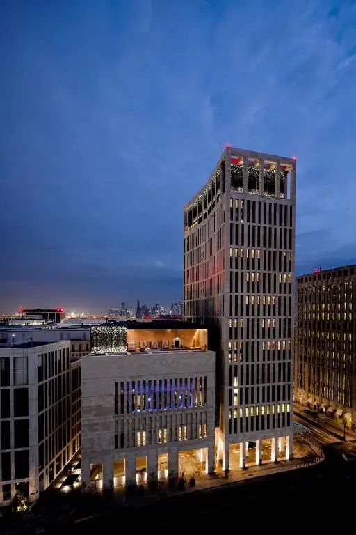 Moderne Hotelarchitektur mit Blick auf die beleuchtete Skyline von Doha