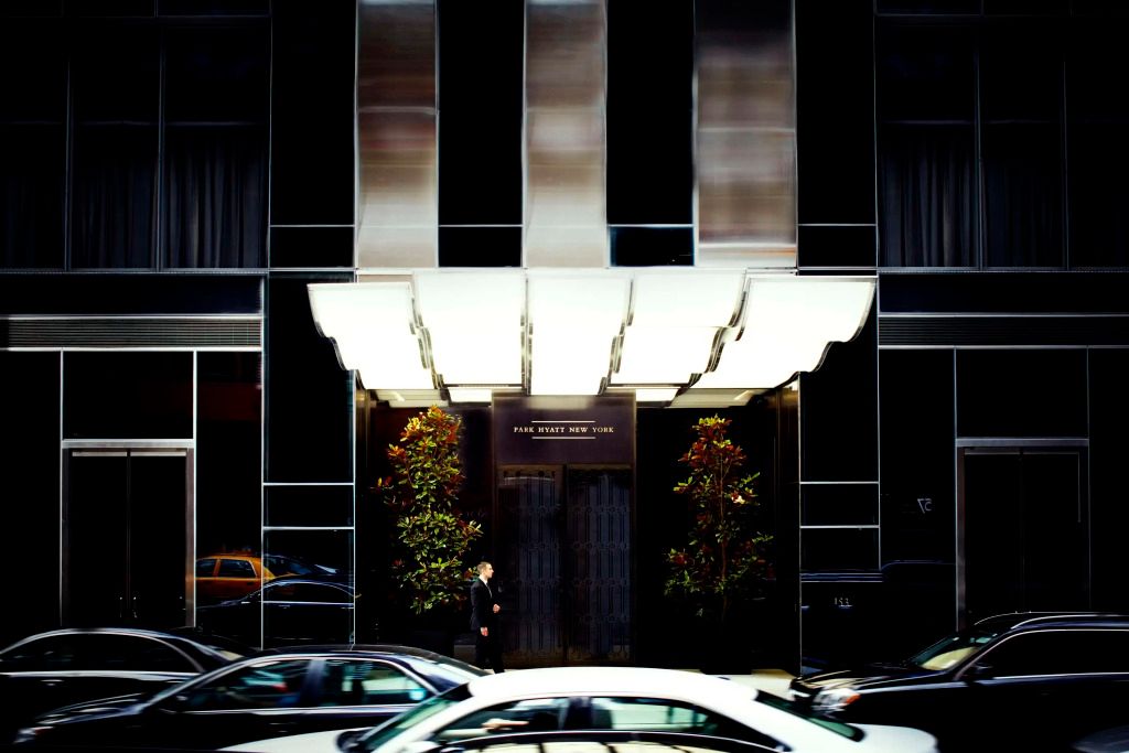 Elegante Fassade des Park Hyatt New York mit moderner Architektur.