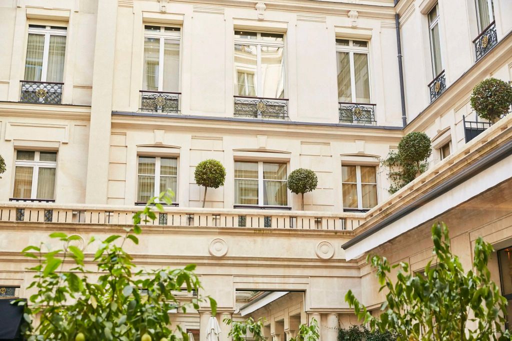 Elegante Fassade des Park Hyatt Paris Vendome mit grünen Pflanzen im Innenhof