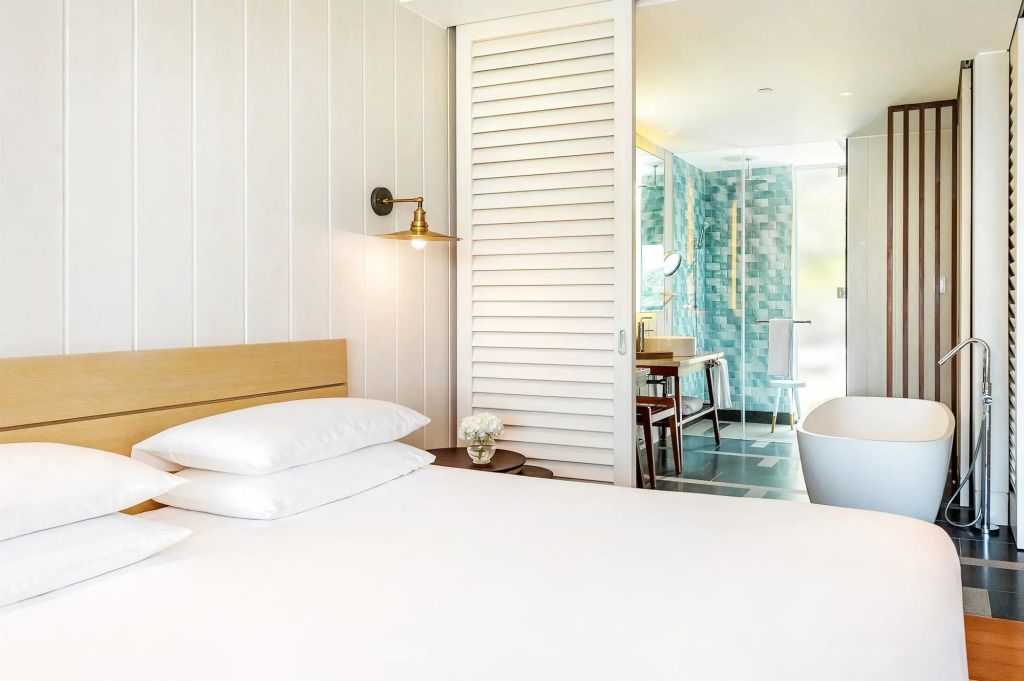 Helles Zimmer mit Blick auf das Badezimmer im Park Hyatt St. Kitts