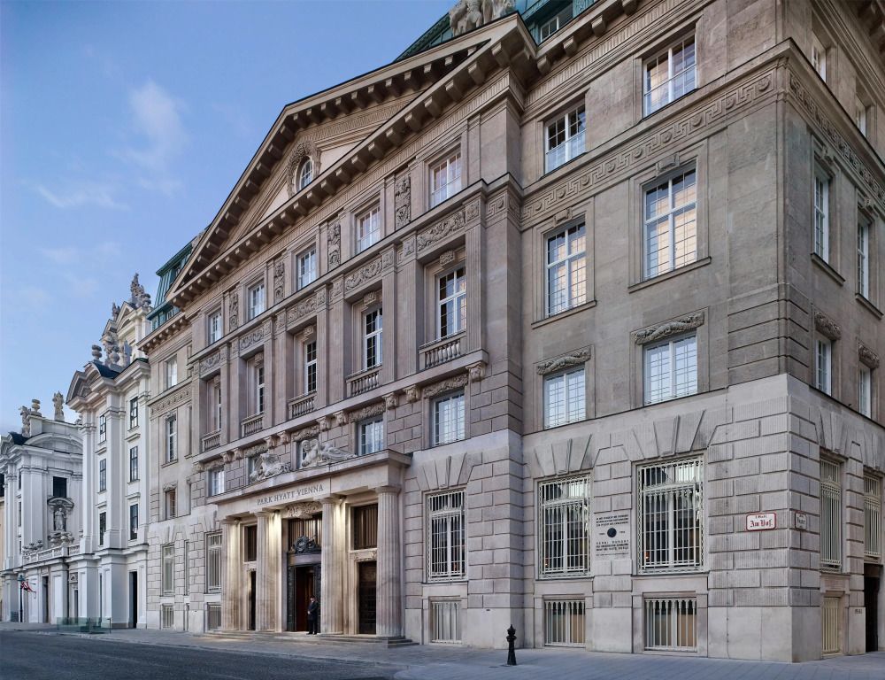 Historische Fassade des Park Hyatt Vienna mit eleganter Architektur