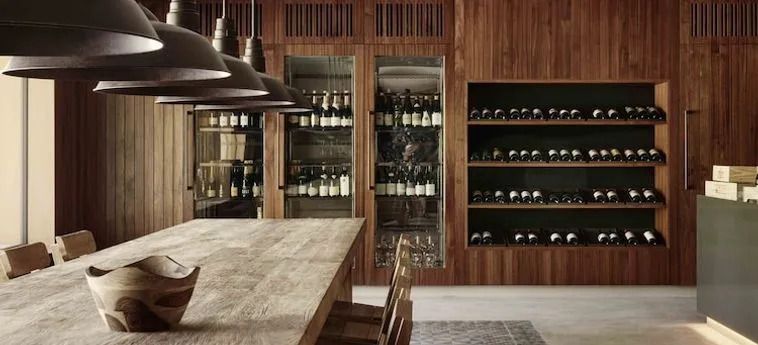 Eleganter Weinkeller mit Holztischen und Weinregalen