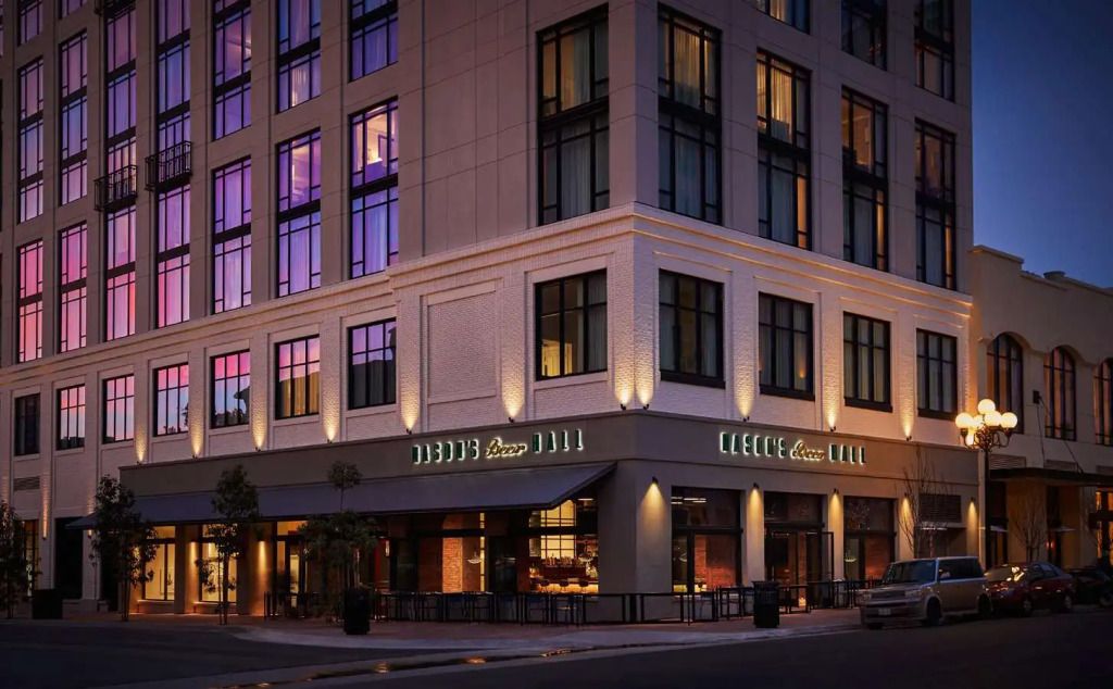 Fassade des Pendry San Diego am Abend mit beleuchteten Fenstern