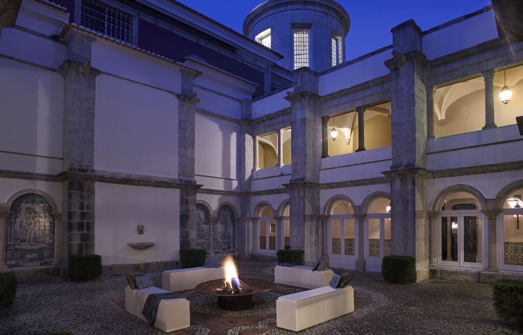 Eleganter Innenhof mit Feuerstelle und bequemen Sitzmöbeln im Penha Longa Resort
