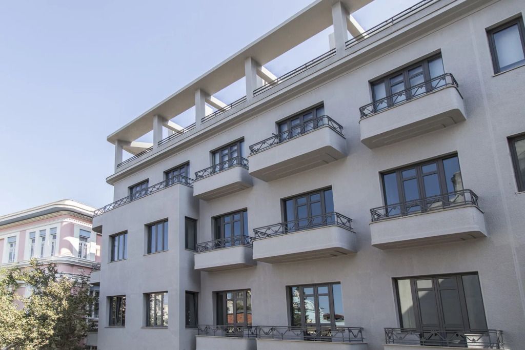 Moderne Fassade des Perianth Hotels mit Balkonen und klaren Linien