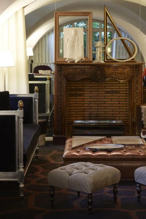 Eleganter Lounge-Bereich mit klassischem Kamin und luxuriösen Polstermöbeln