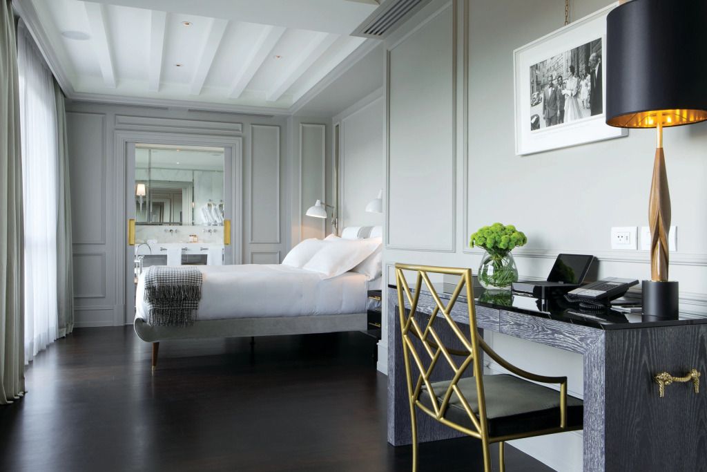 Ein elegantes Hotelzimmer mit Schreibtisch und modernen Möbeln