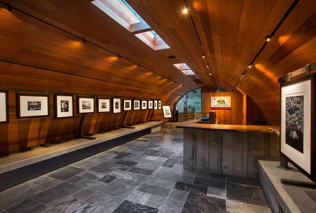 Eleganter Hotelgang mit Holzwänden und Kunstwerken an den Wänden