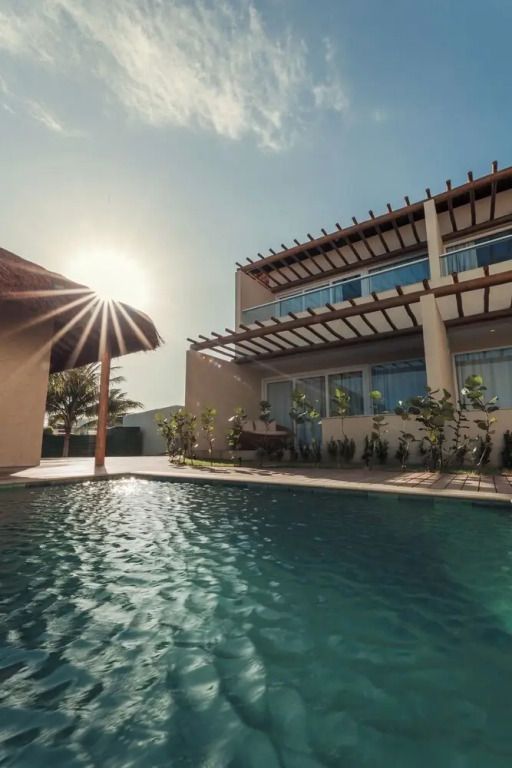 Außenbereich des Hotels mit modernem Pool und Sonnensegel