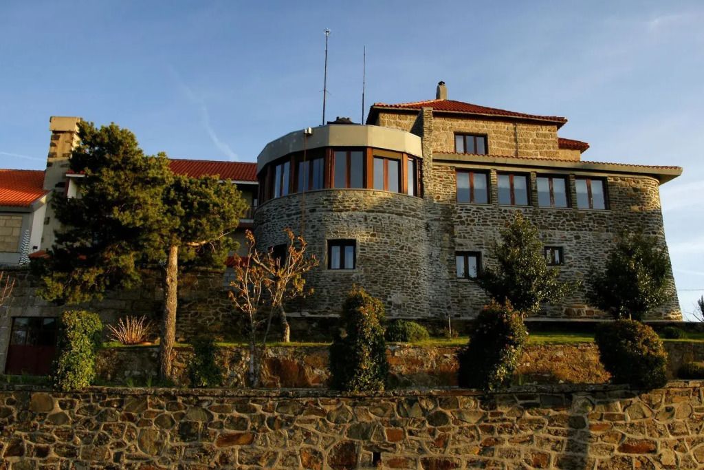 Steinbau mit großen Fenstern und elegantem Garten im Casa de São Lourenço