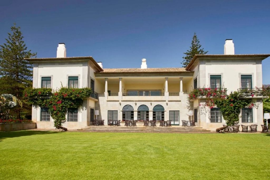 Elegante Fassade des Hotels Quinta da Casa Branca mit gepflegtem Rasen.