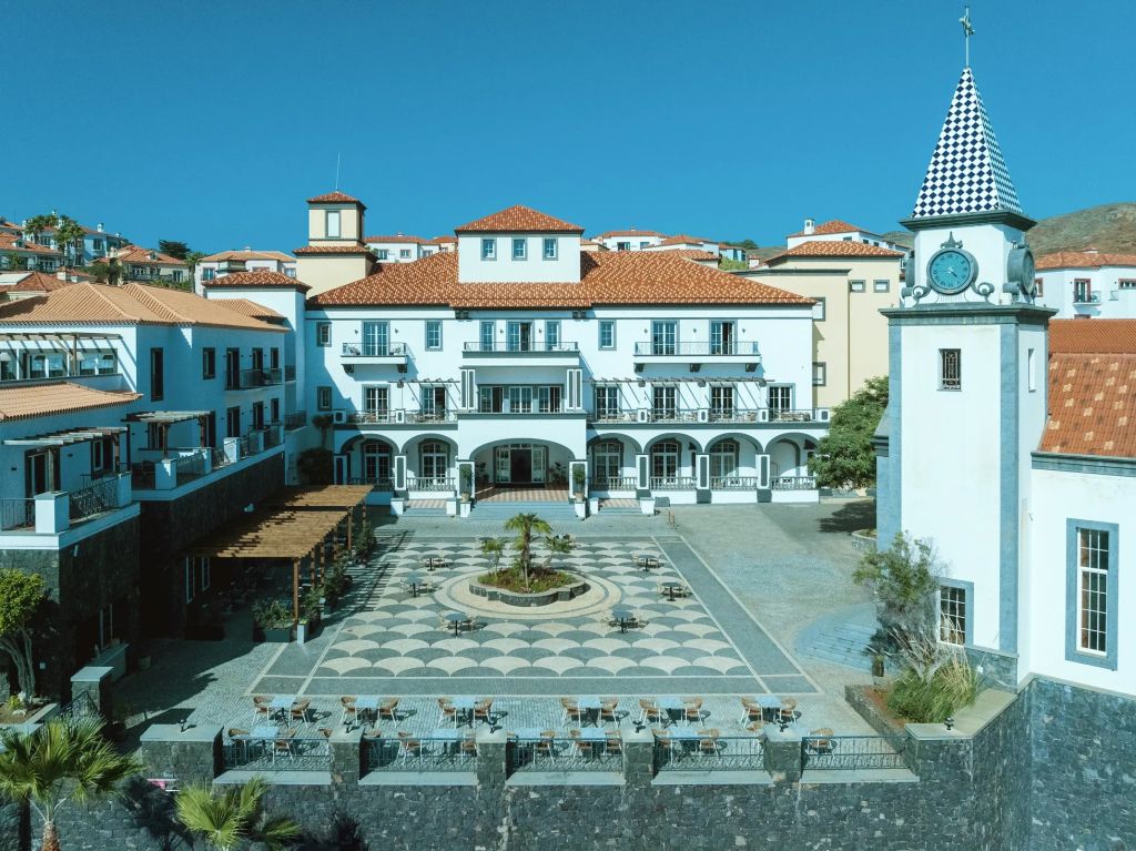 Hotelaußenansicht mit elegantem Hof und symmetrischer Fassade