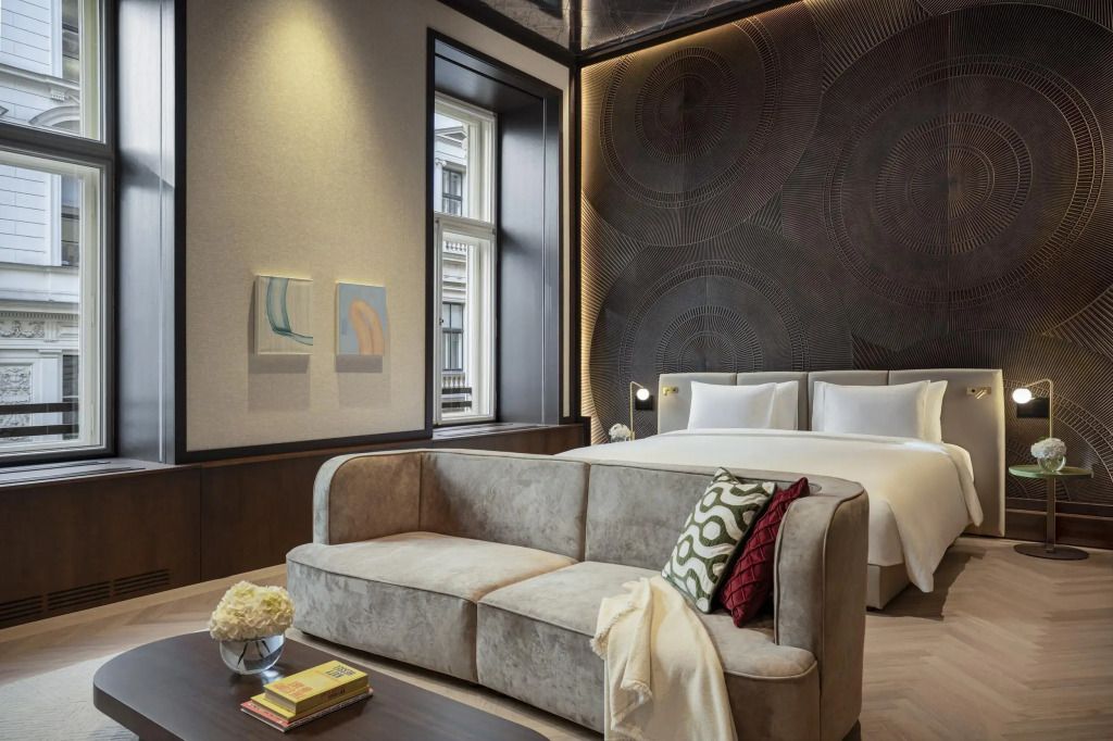 Elegantes Hotelzimmer mit modernem Sofa und stilvoller Wandkunst.