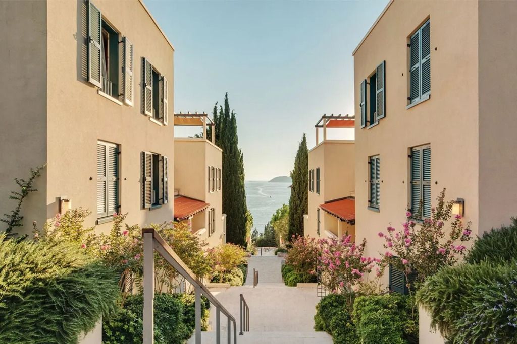 Malerischer Blick zwischen Gebäuden auf das Meer bei Sun Gardens Dubrovnik