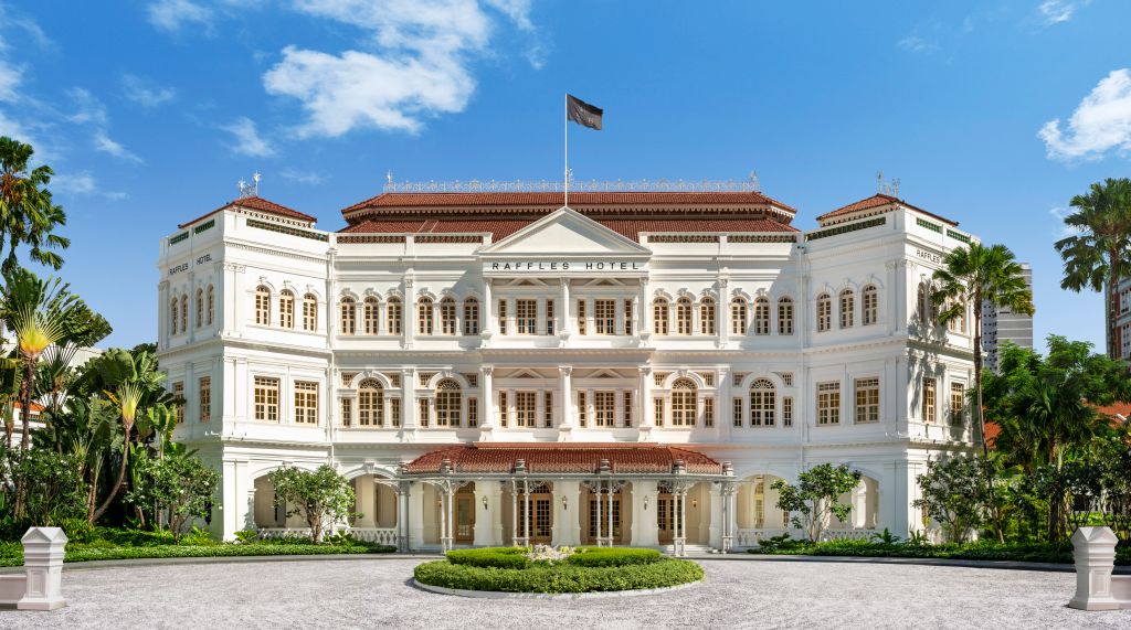 Historische Fassade des Raffles Singapore mit prächtigen Säulen.