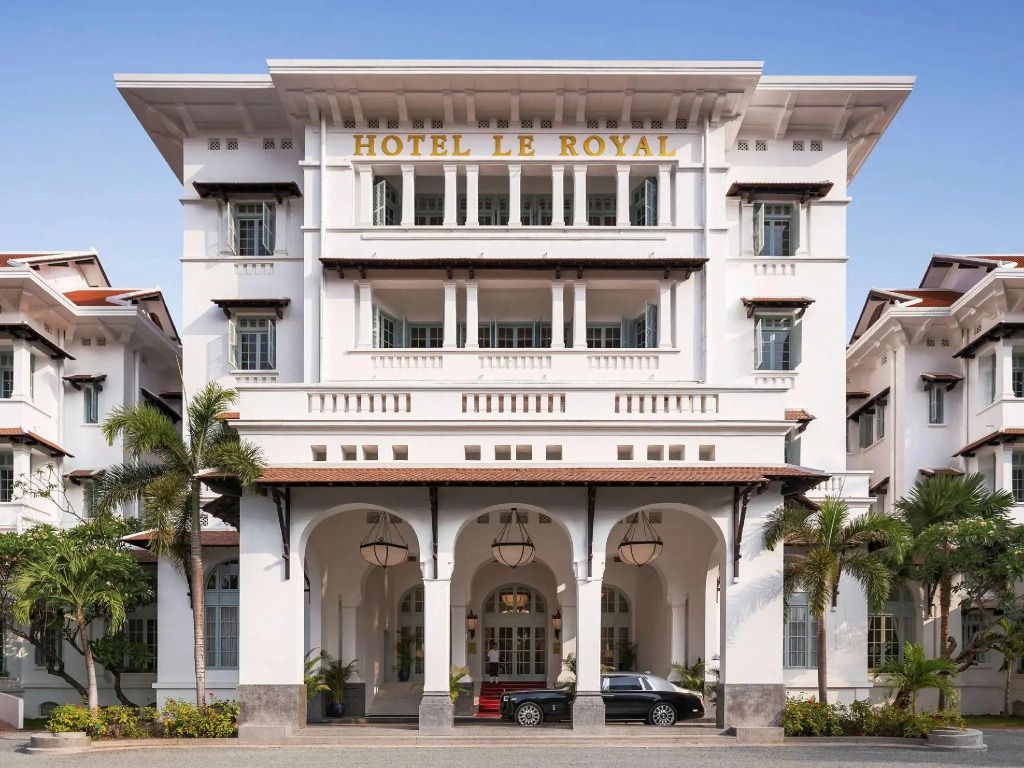 Historische Fassade des Raffles Hotel Le Royal mit kolonialer Architektur.
