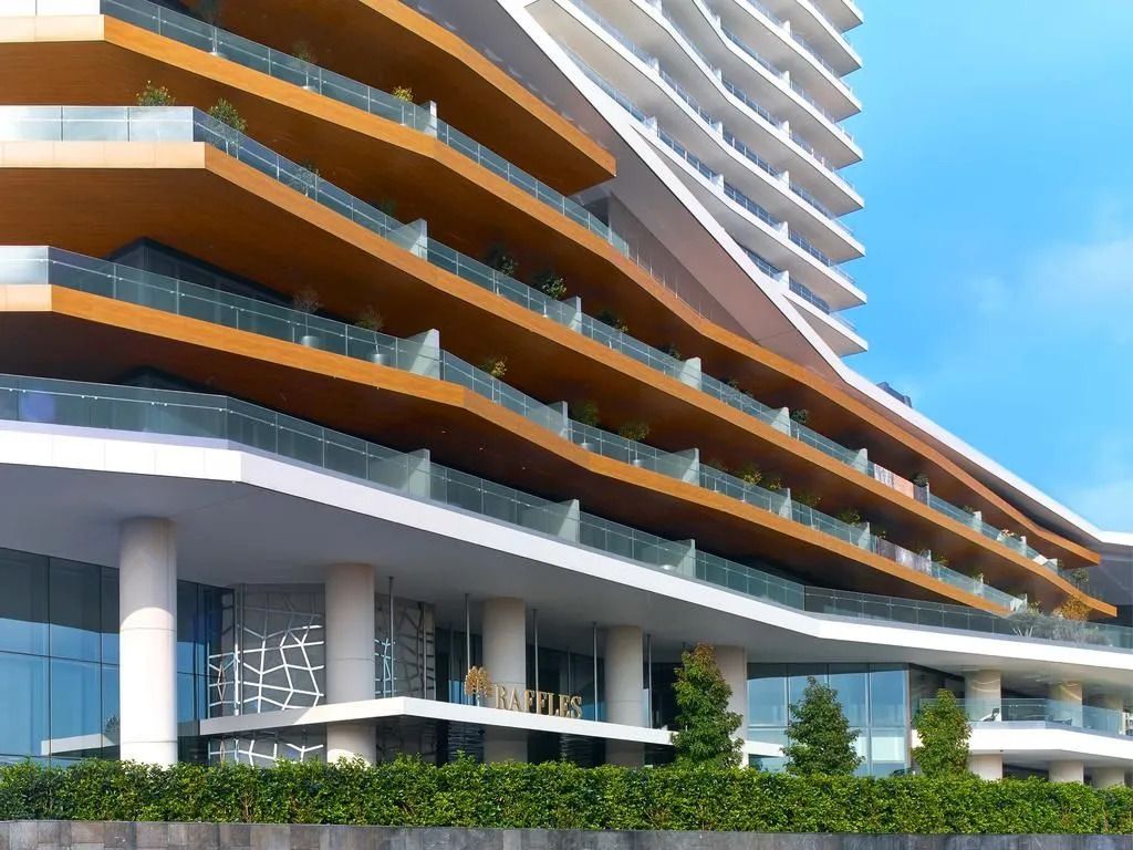 Moderne Architektur des Raffles Istanbul mit markanten Balkonen.