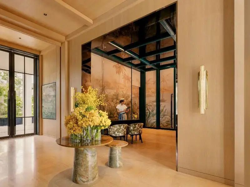 Eleganter Eingangsbereich mit floraler Dekoration und luxuriösen Möbeln