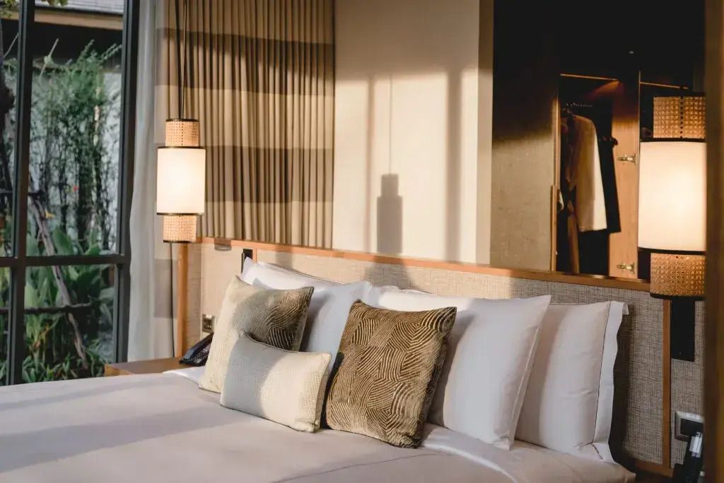 Elegantes Hotelzimmer mit weichen Kissen und sanfter Beleuchtung