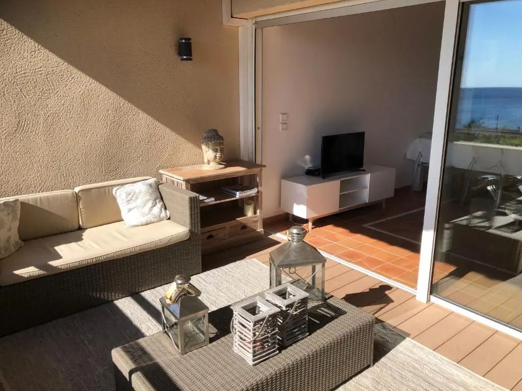 Gemütliche Terrasse mit Sitzbereich in der Sonne mit Blick nach innen