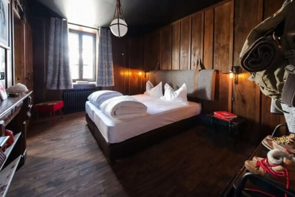 Holzvertäfeltes Schlafzimmer mit Doppelbett und weichen Kissen im Refuge du Montenvers